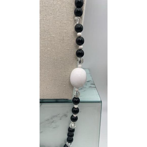Vintage Lot Of 2 Monet Black White And Clear Beaded Necklaces 1 Long 1 Short - Picture 5 of 6